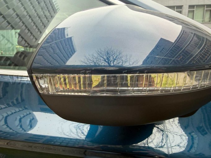 Kratzer am Spiegelgehäuse rechts