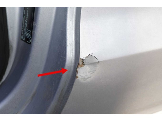 Detailaufnahme Schaden Fahrertür und Seitenwand links