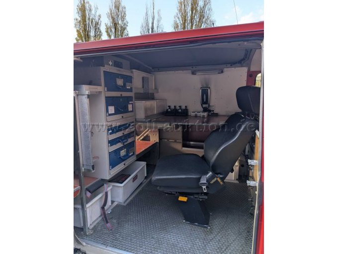 Geräteraum mit Arbeitsplatz