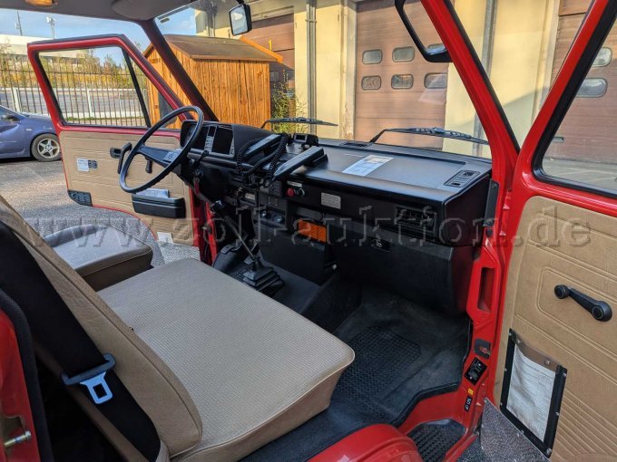 Fahrerraum durch Beifahrertür