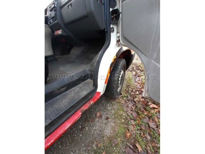 Einstieg rechts mit Roststellen am Radlauf