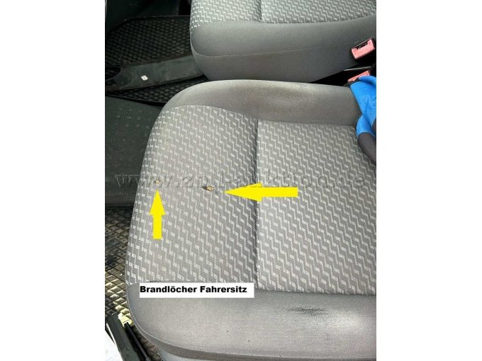 Brandlöcher Fahrersitz