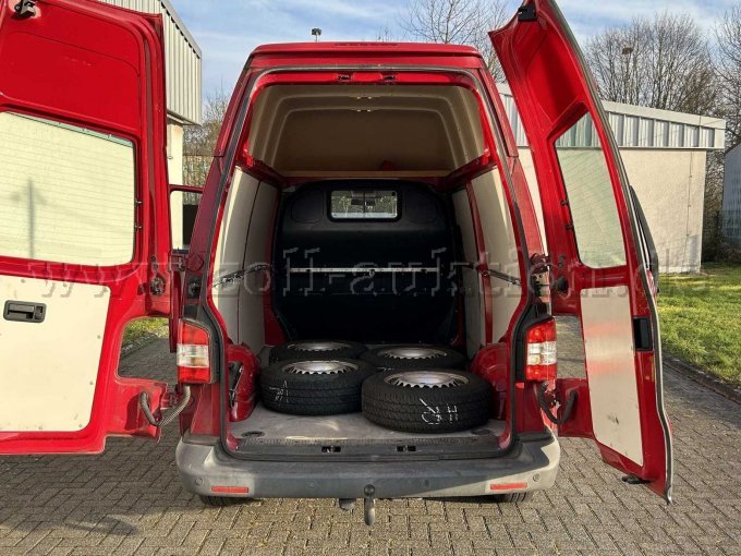 Heckansicht Laderaum mit Zusatzbereifung