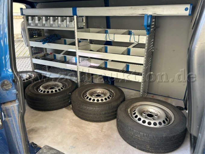 Innenansicht Laderaum Zusatzbereifung und Laderegale