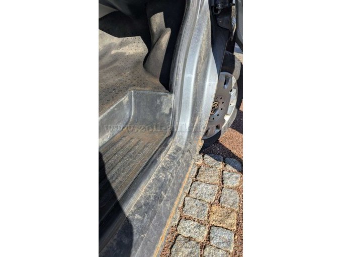 Ansicht Beifahrereinstieg (am Kotflügel Rost)