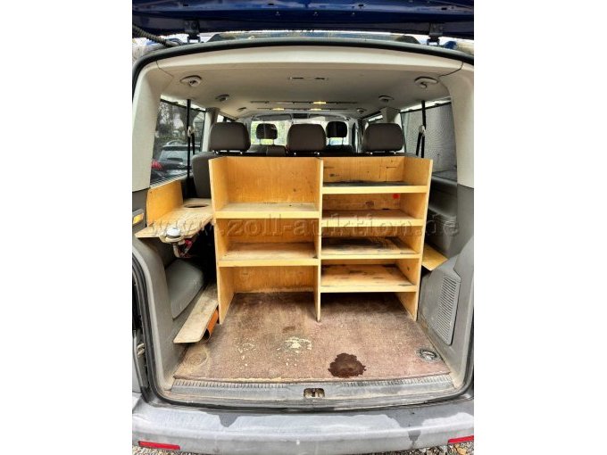 Laderaum mit Holzregal