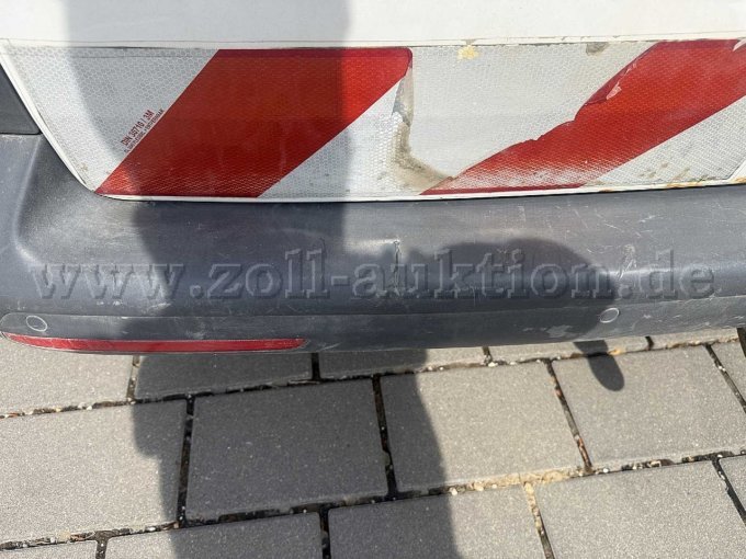 Anfahrschaden am Stoßfänger hinten links. Stoßfänger eigerissen.