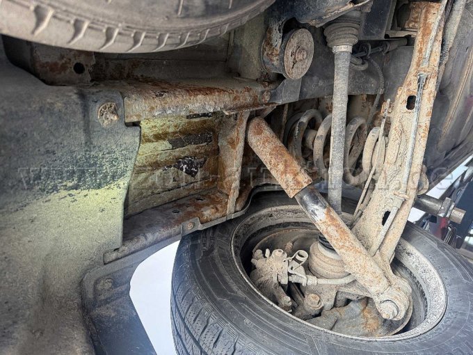 Starke Korrosion am Fahrzeugunterboden und den Fahrwerksteilen