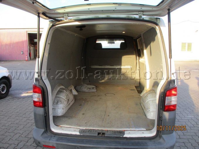 Laderaum mit Holzboden und Trennwand