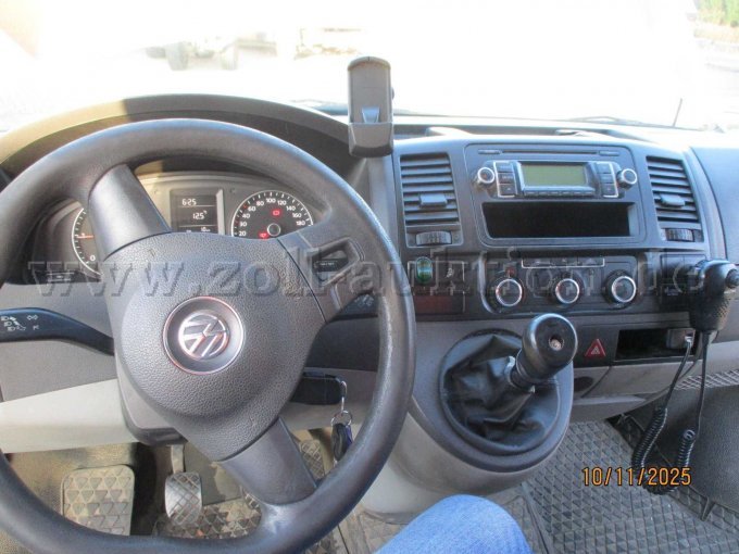 Innenraum: Radio,Mikrophon Sprechanlage für Warnbalken und Schalter Rundumkennleuchte.