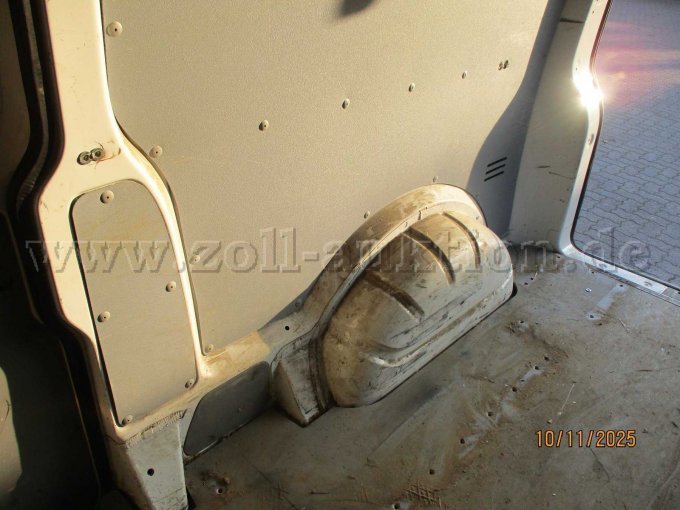 Seitenwände Laderaum verkleidet.