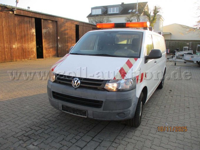 Vorder Ansicht des Fahrzeugs mit Warnmarkierungen.