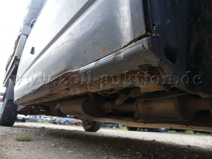 Beschädigung rechts unterhalb