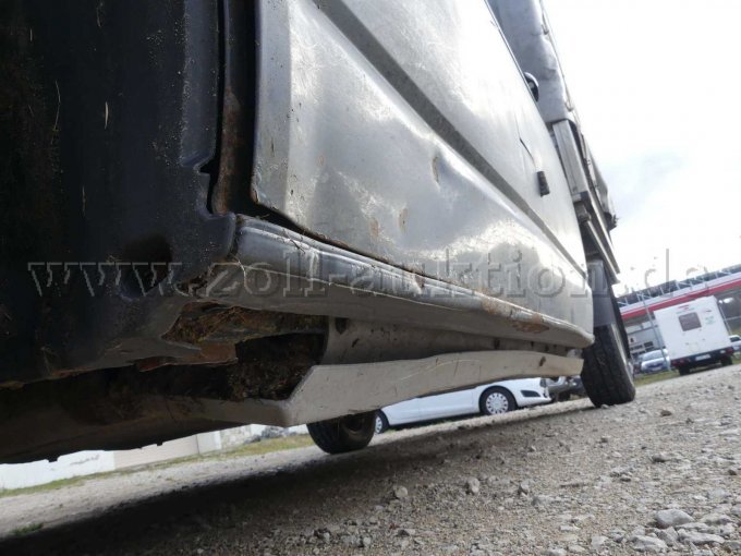 Beschädigung links unterhalb