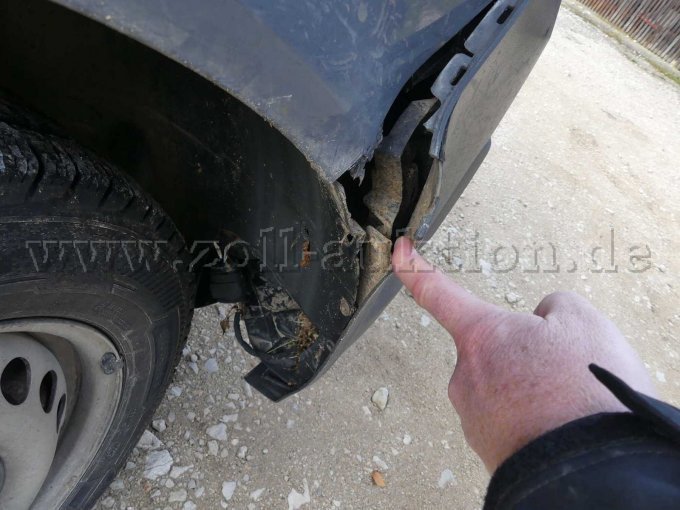 Beschädigung Stoßfängerverkleidung vorn rechts