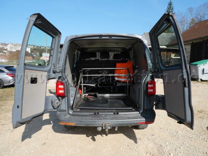 Laderaum mit verbauter Seilwinde und Gestell