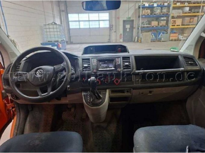 1 Volkswagen T6 Transporter met laadbak (SF) (05.2015–2019) – foto 8 – kavel bij Zoll-Auktion, Pforzheim