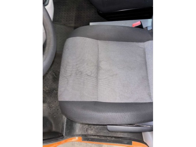 verschmutzer Fahrersitz