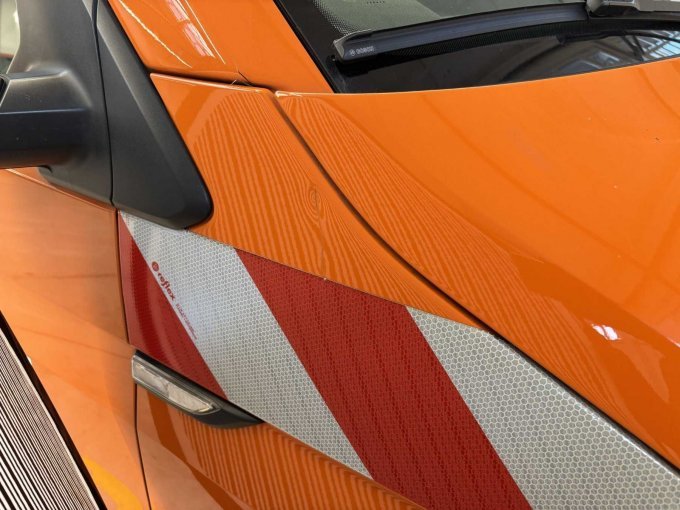 Beschädigungen/teilweise beklebt