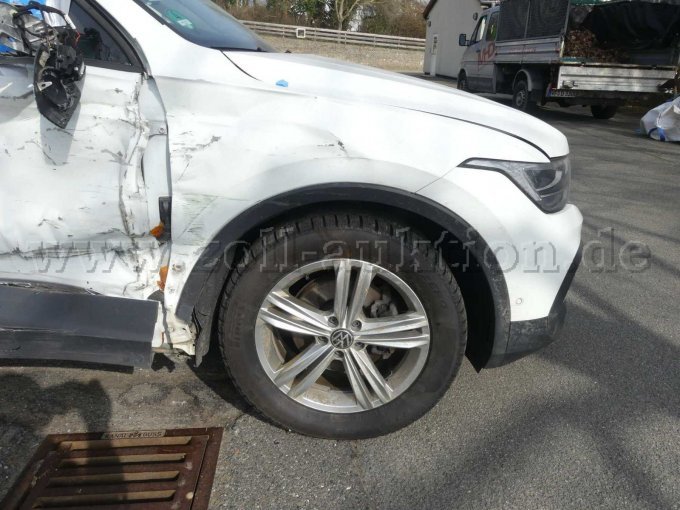 1 Volkswagen Tiguan 2.0 TDI Life 4Motion – economische total loss – foto 6 – kavel bij Zoll-Auktion, Helmstedt