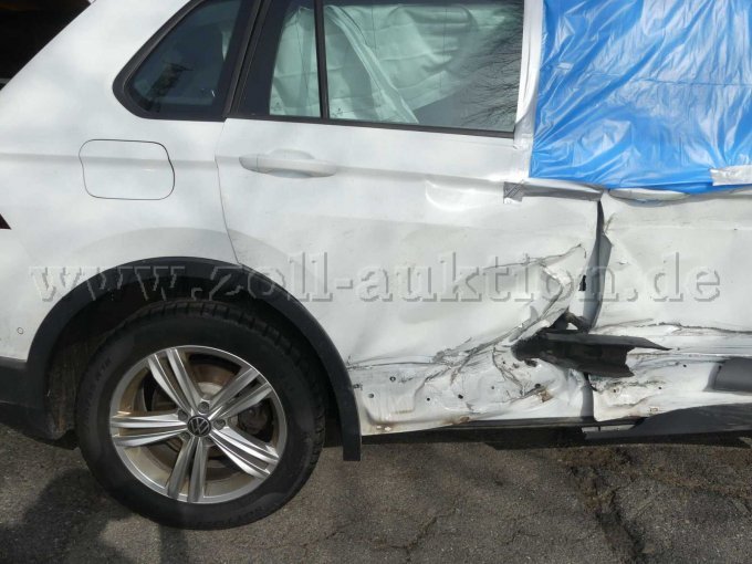 1 Volkswagen Tiguan 2.0 TDI Life 4Motion – economische total loss – foto 5 – kavel bij Zoll-Auktion, Helmstedt