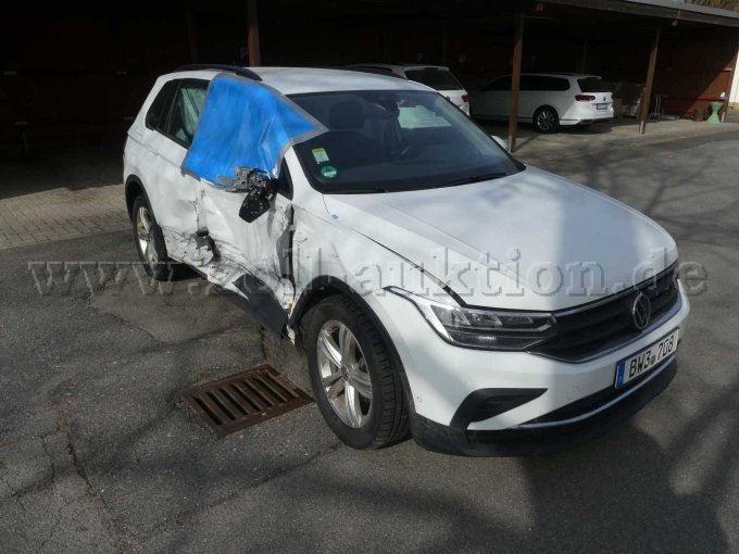 1 Volkswagen Tiguan 2.0 TDI Life 4Motion – economische total loss – foto 2 – kavel bij Zoll-Auktion, Helmstedt