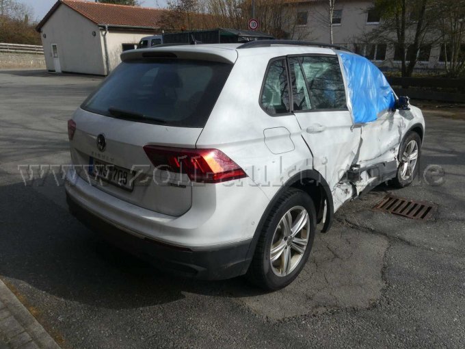 1 Volkswagen Tiguan 2.0 TDI Life 4Motion – economische total loss – foto 4 – kavel bij Zoll-Auktion, Helmstedt