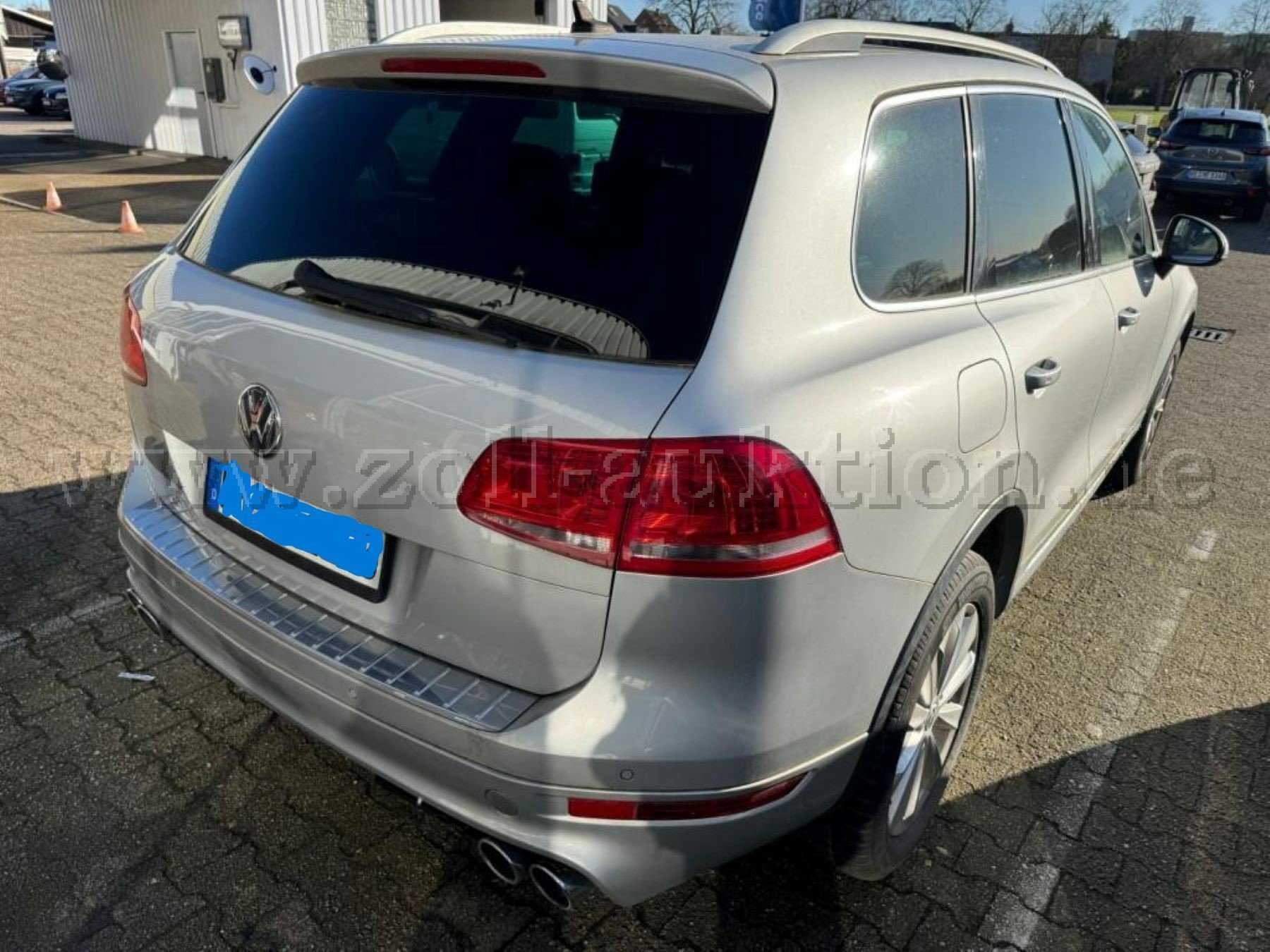 Fahrzeug von hinten mit leichtem Grünspahn