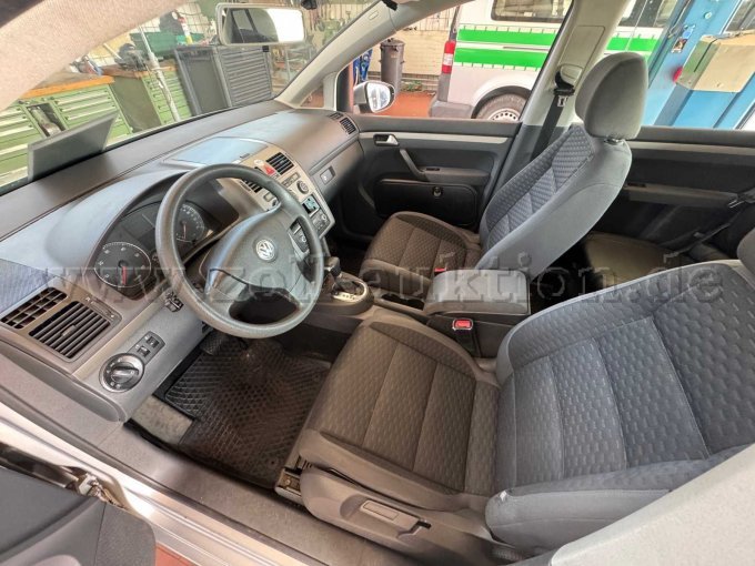 Fahrgastraum vorne
mit Cockpit