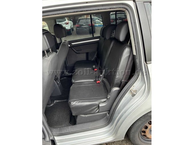 1 Volkswagen Touran – foto 9 – kavel bij Zoll-Auktion, Bayreuth