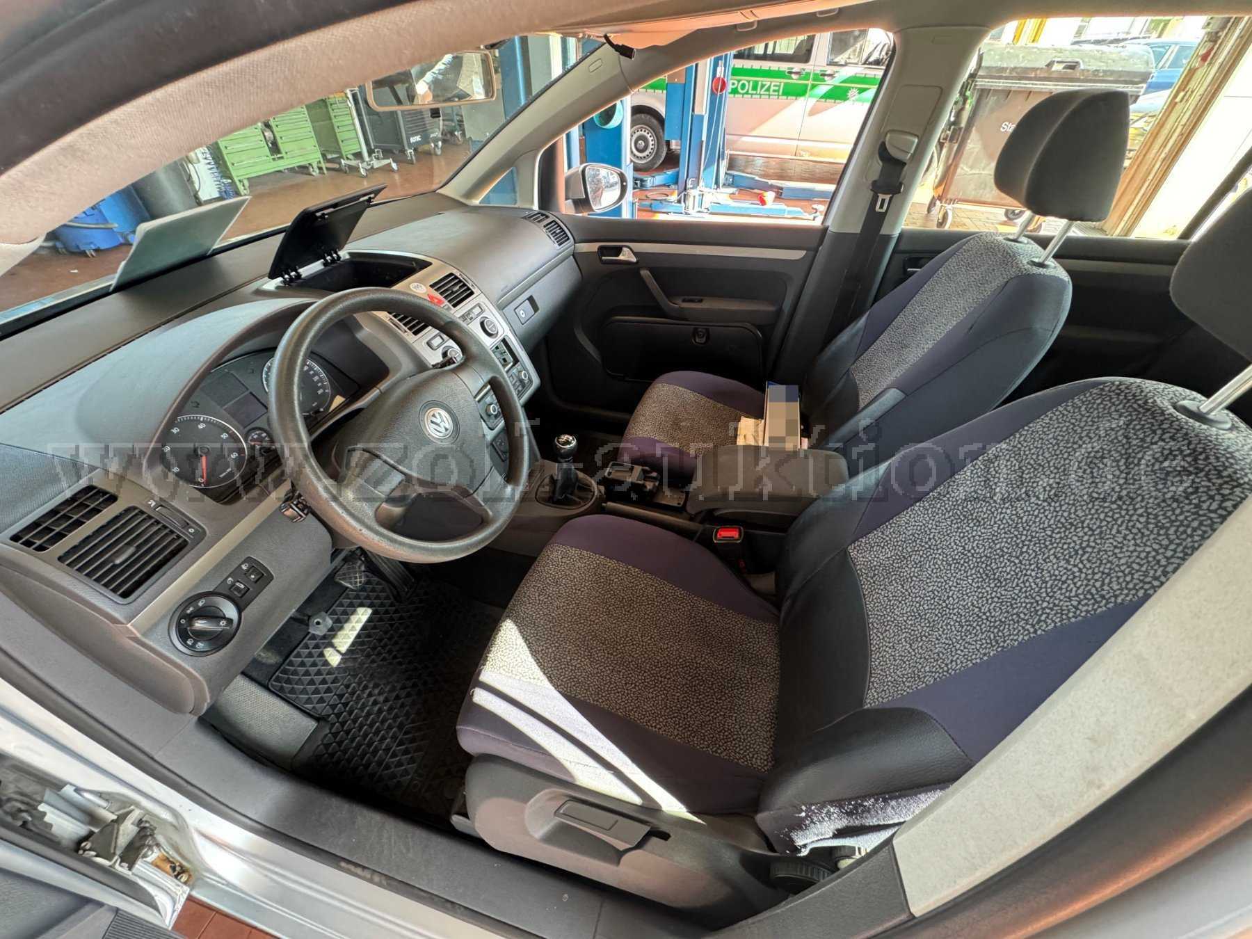 Fahrgastraum vorne und Cockpit