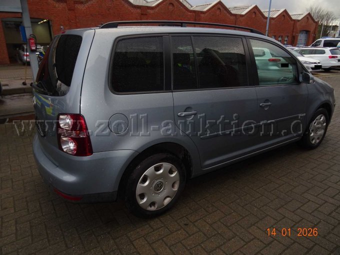 seitlich rechts hinten