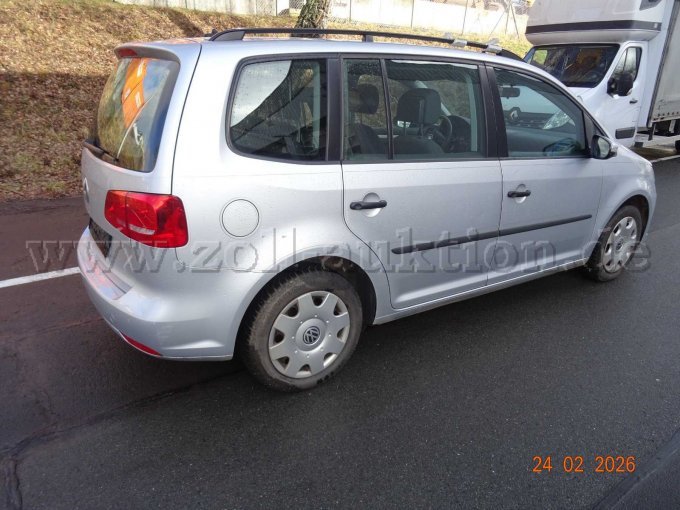 seitlich rechts hinten