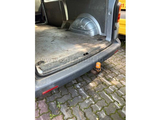 Heckansicht bei offener Kofferraumklappe