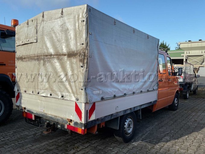 1 Volkswagen Transporter (2D) LT 35 Pritsche mit Spriegel und Plane – foto 4 – kavel bij Zoll-Auktion, Detmold