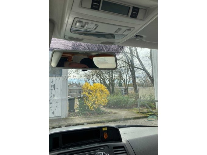 Blick aus der Frontscheibe mit Ansicht von Rückspiegel