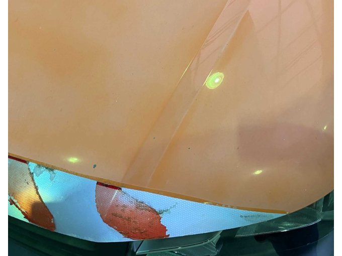 Beschädigungen auf Motorhaube