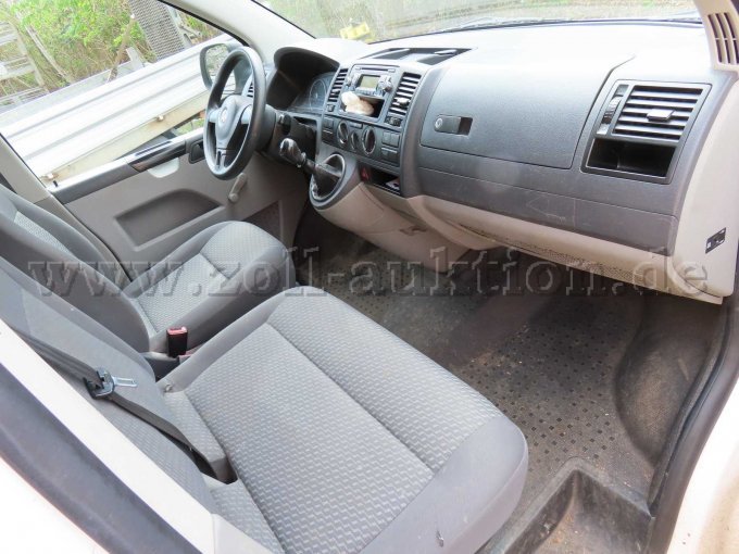 Ansicht innen Armaturenbrett (Fahrersitzfläche eingerissen; Beifahrersitz - Sitzpolster
eingerissen)