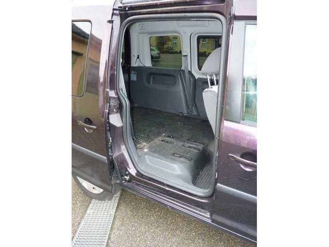 Blick in Fond über Schiebetüre rechts