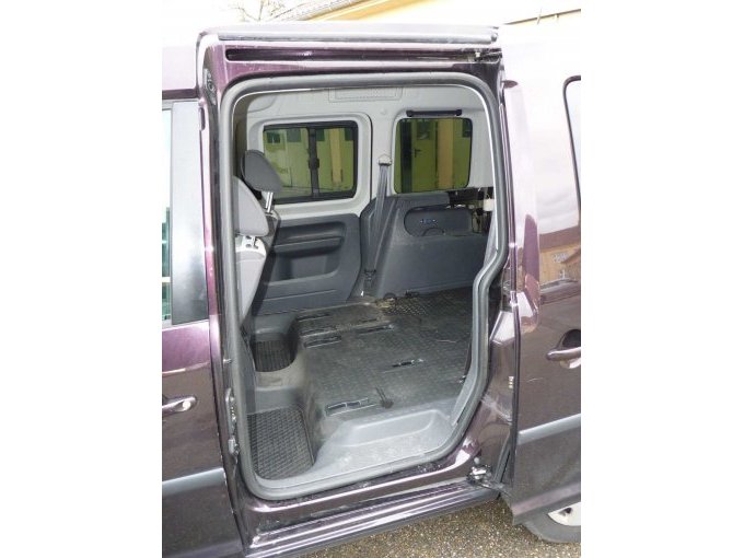 Blick in Fond über Schiebetüre links