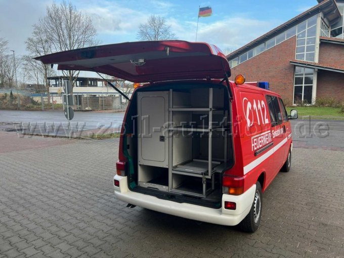 Heckansicht mit offener Klappe