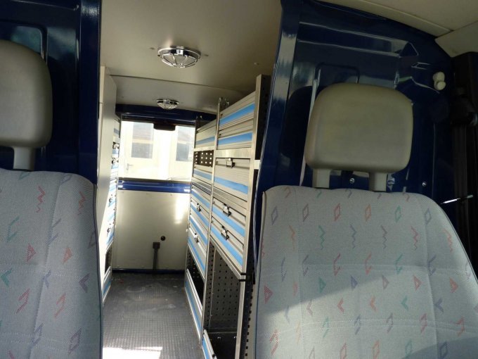 Sicht von Fahrerzelle nach hinten in Fond