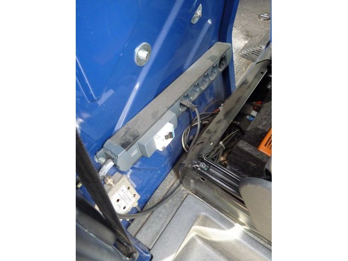 Steckdosen hinter/unter Beifahrersitz