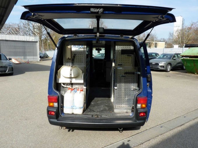 Ansicht von hinten, Kofferraumdeckel geöffnet, Blick in Aluca Ausbau im Fond