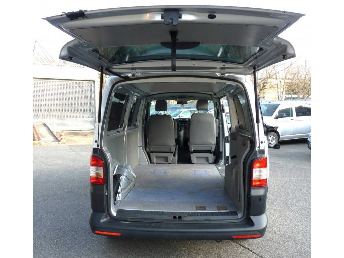 Ansicht von hinten, Heckklappe geöffnet und Blick in Fond