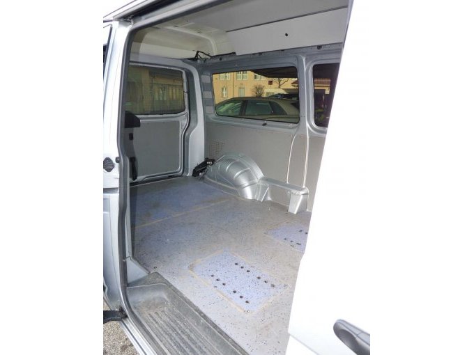 Nahaufnahme über geöffnete Schiebetüre mit Blick in Fond