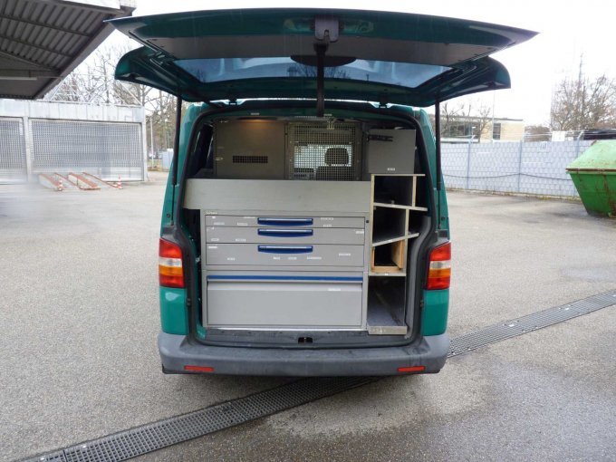 Heckklappe geöffnet, Blick auf Ausbau im Fond