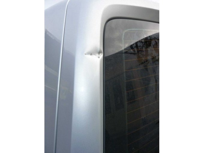 Beschädigung am Heckdeckel links oben