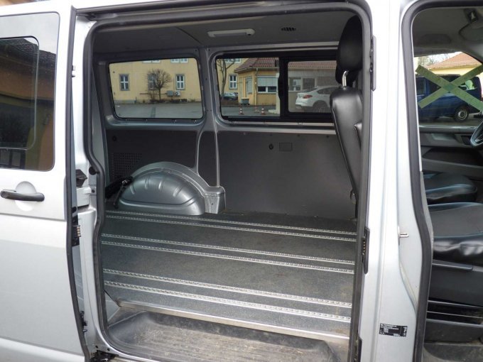 Sicht in Fond über geöffnete Schiebetüre