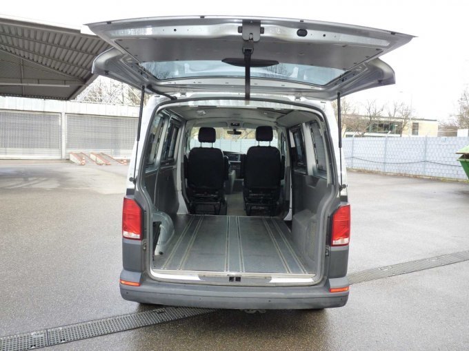 Heckdeckel geöffnet und Sicht in Fond